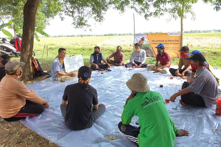 Pendampingan pelatihan pembuatan pupuk organik ke kelompok tani di Cilamaya, Jabar, sebagai bagian CSR Pertagas. 