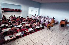 Puluhan Siswa SD Negeri di Bandung Barat Belajar Tanpa Meja dan Bangku