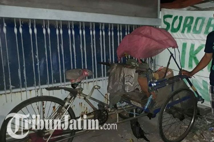 Ini becak yang ditinggali Muhammad Agus Hariono semasa hidup. Agus ditemukan meninggal di becaknya pada Kamis (13/7/2017).