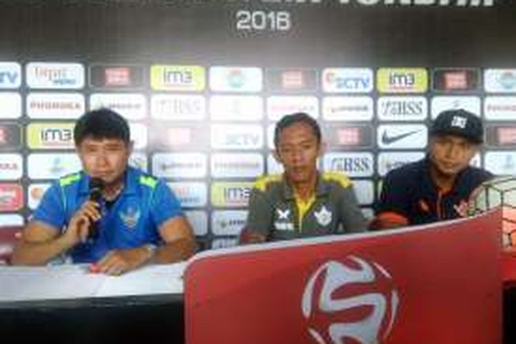 Pelatih Persegres Gresik United Eduard Tjong (kiri) bersama Ahmad Faris (kanan), dalam sesi jumpa pers sebelum pertandingan, Kamis (6/10/2016). 