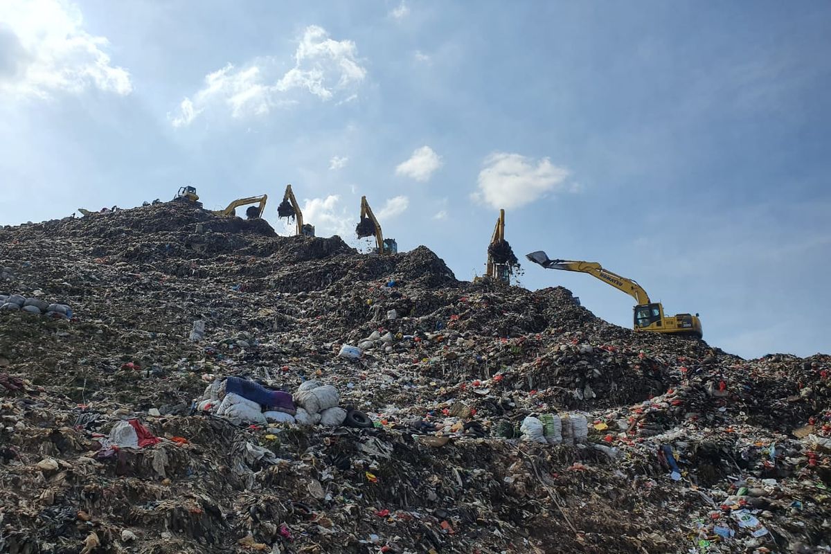 Tumpukkan sampah di TPST Bantargebang, Bekasi, Jawa Barat.