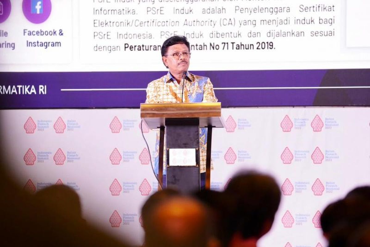 Menteri Komunikasi dan Informatika (Menkominfo) Johnny Gerard Plate dalam Closing Ceremony 4th Indonesia Fintech Summit (IFS) dan Bulan Fintech Nasional 2022 di Yogyakarta, Senin (12/12/2022).
