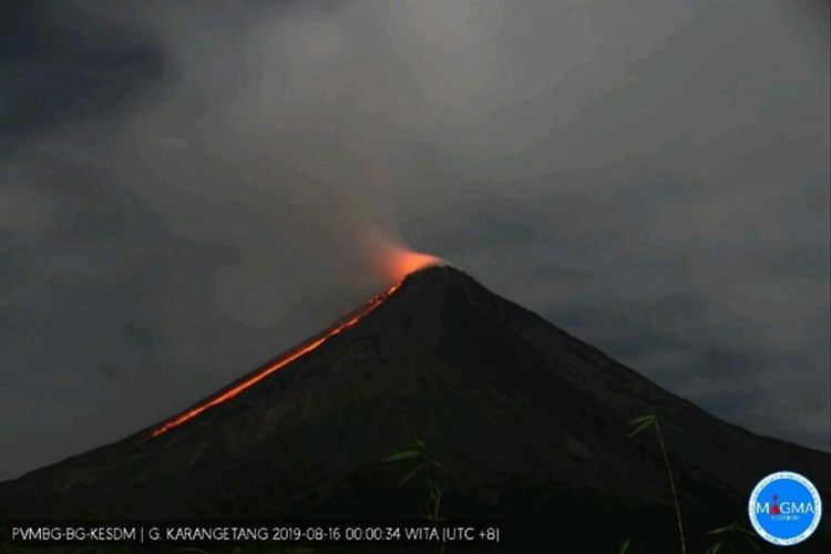 Lava keluar dari kawah Gunung Karangetang