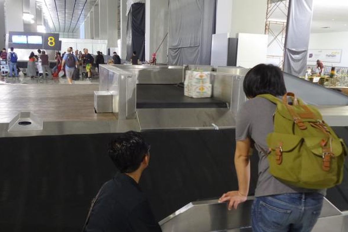 Penumpang menunggu barang mereka di tempat pengambilan bagasi Terminal 3 New Bandara Soekarno-Hatta, Selasa (23/8/2016). Meski pengambilan bagasi sudah cepat, sebagian penumpang masih mengeluhkan minimnya informasi di mana mereka harus mengambil barangnya.