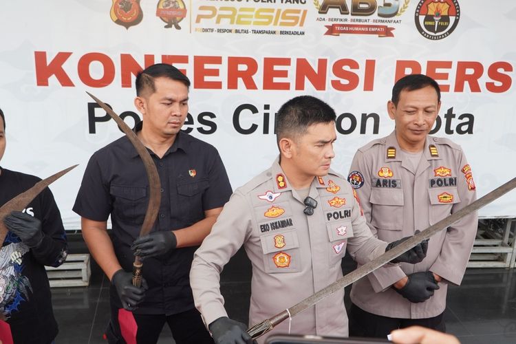 Kapolres Cirebon Kota AKBP Eko Iskandar dan tim Reskrim polres Cirebon kota menunjukan barang bukti senjata tajam yang diduga digunakan pelaku saat menyerang korban pada Rabu (21/5/2025) dini hari kemarin.