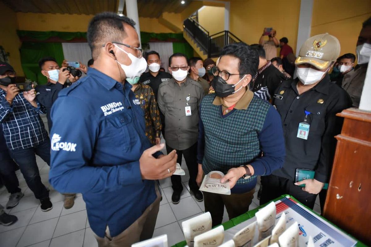 Gus Halim (kanan masker hitam) saat melakukan kunjungan ke BUMDes Sumber Kahuripan, Desa Cikahuripan, Kecamatan Cisolok, Kabupaten Sukabumi, Jawa Barat, Jumat (14/1/2022).