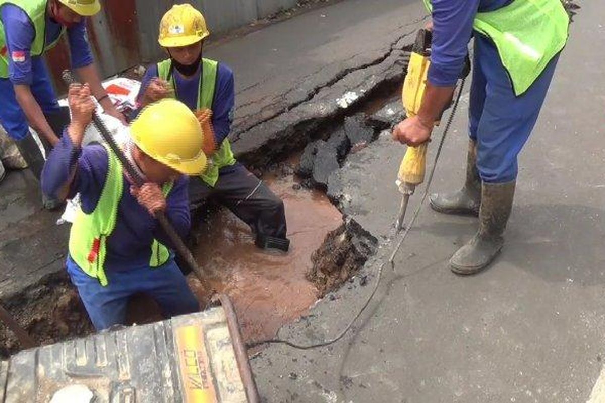 Jalan Gudang Air di permukiman warga RT 01/RW 02, Kelurahan Rambutan, Kecamatan Ciracas, Jakarta Timur, mengalami keretakan pada Sabtu (21/8/2021) kemarin.