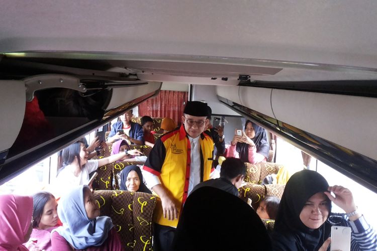 Gubernur terpilih DKI Jakarta Anies Baswedan saat melepas sekitar 1.000 warga Minang yang hendak mudik ke kampung halamannya di Sumatera Barat, Kamis (22/6/2017). Pelepasan dilakukan di halaman Masjid Istiqlal. 