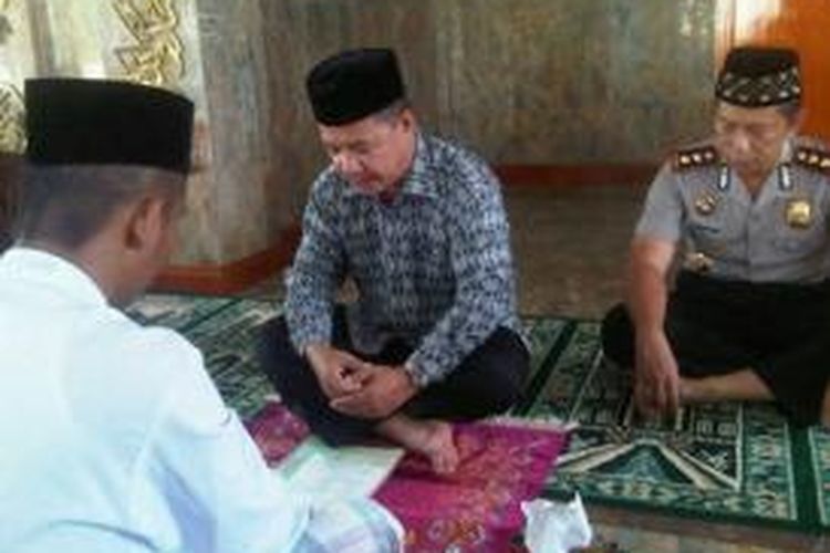 Proses ijab kabul pasangan aboris di Mapolresta Kendari.