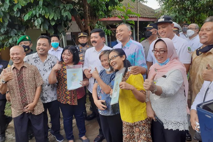Menteri ATR/BPN Hadi Tjahjanto saat memberikan sertifikat tanah langsung ke masyarakat Desa Jatimelati, Rabu (6/7/2022).