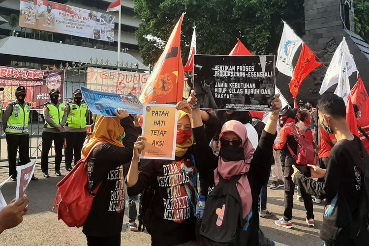 Aksi demo omnibus law di depan kantor gubernur jateng, Jumat (14/6/2020)