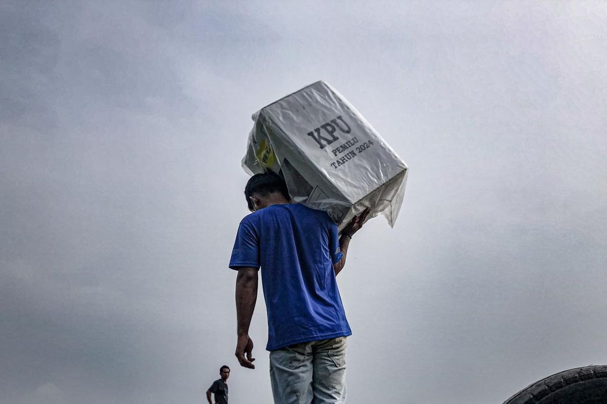Ilustrasi petugas KPU saat antarkan kotak suara ke pelosok wilayah Kabupaten Bandung Barat (KBB), Jawa Barat.