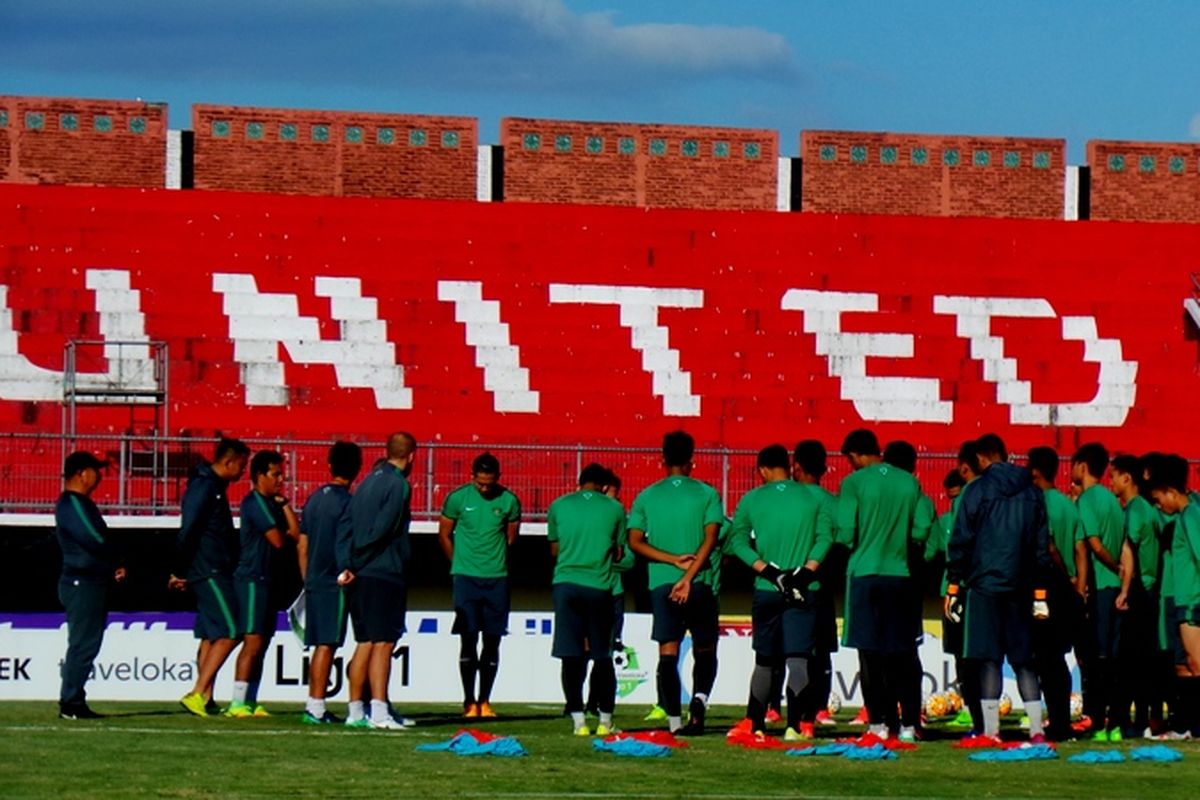 Tim nasional Indonesia U-22 berlatih di Stadion Kapten I Wayan Dipta, Selasa (23/5/2017). 