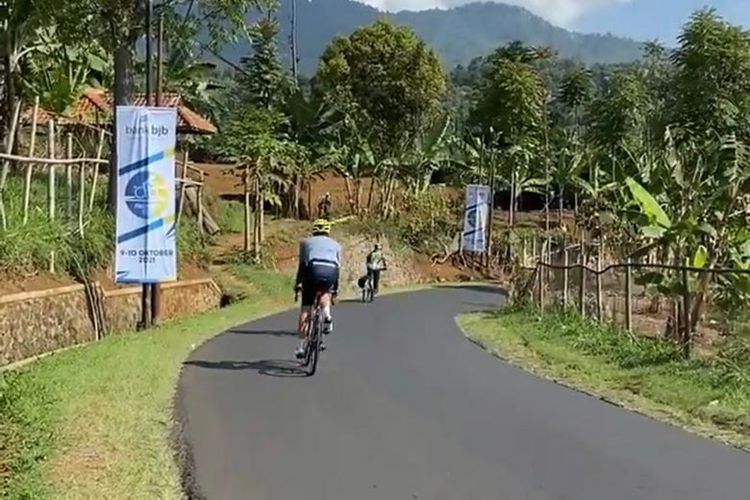 Dua peserta Pasundan Ride sedang mengikuti race.