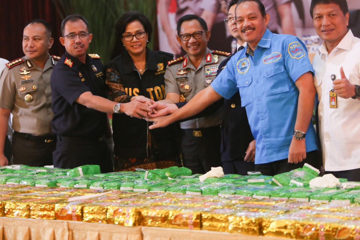 Sejumlah barang bukti terkait kasus tangkapan penyelundupan narkoba saat rilis di Polda Metro Jaya, Jakarta, Kamis (20/7/2017). Seberat 1 ton narkoba jenis sabu asal China telah digagalkan Tim Gabungan Satuan Tugas Merah Putih yang terdiri dari petugasDirektorat Narkoba Polda Metro Jaya dan Polresta Depok pada Kamis minggu lalu di Anyer Serang, Banten.