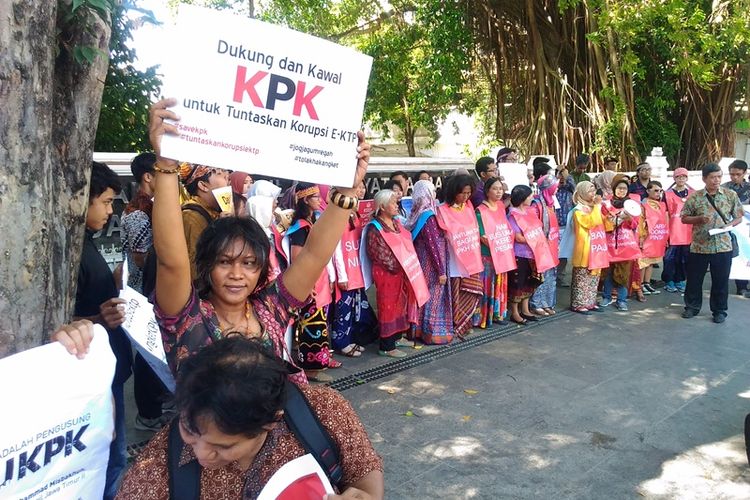 Teriakan Selamatkan KPK menggema di kantor DPRD DI Yogyakarta, Jalan Malioboro, Kota Yogyakarta, Kamis (15/6/2017) siang.
