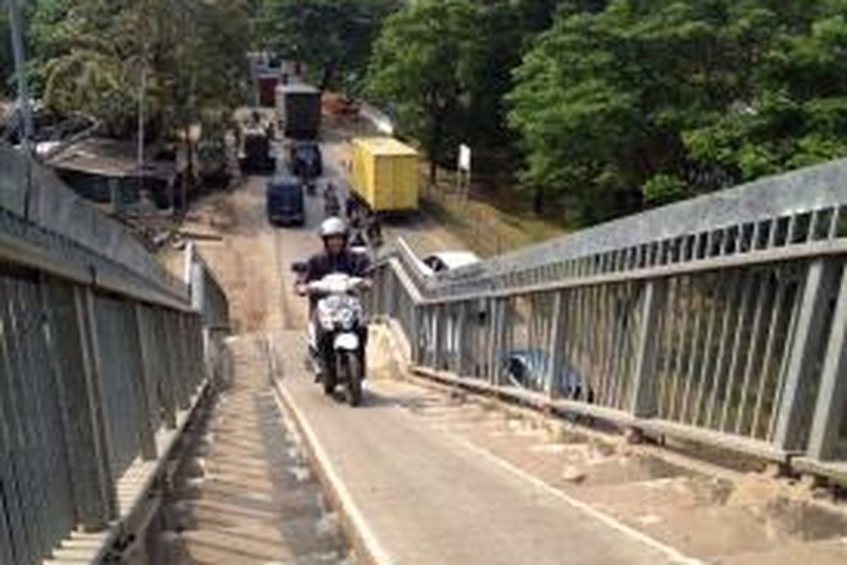 Seorang pengendara sepeda motor memacu kencang gas motornya agar bisa menanjak naik di salah satu jembatan penyeberangan di Jalan Lingkar Luar, Jakarta Barat, Selasa (5/5/2015).

