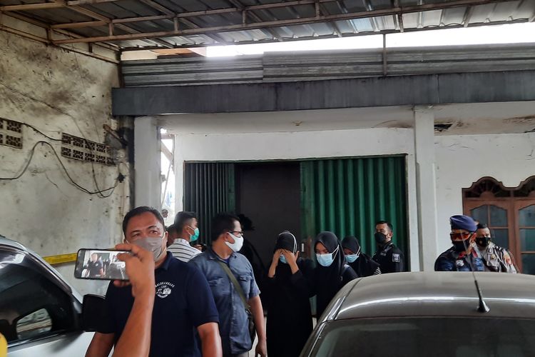 Satu perempuan (sedang menutupi wajah) terduga teroris diamankan tim Gegana Polda Metro Jaya di Jalan Raya Condet, RT 005/003 Kelurahan Balekambang, Kecamatan Kramatjati, Jakarta Timur, Senin (29/3/2021).