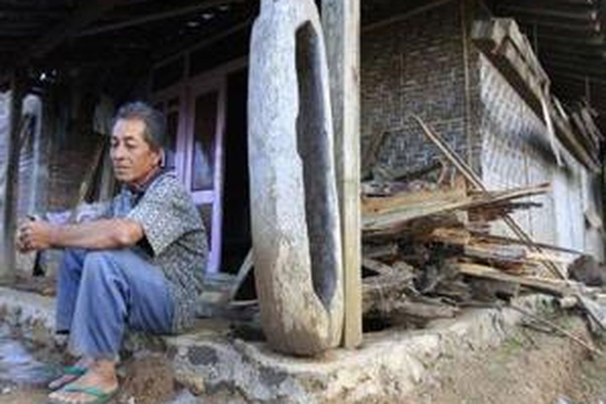 Paidjan, bersantai di depan rumahnya di Duun Jajar, Desa Puru RT15 RW5, Kecamatan Suruh, Kabupaten Trenggalek, Jawa Timur, Rabu (29/4). Bapak tiga anak ini salah seorang dari 400 kepala keluarga yang hidup di dusun yang menjadi kantung kemiskinan di Trenggalek. Ketiga anaknya sudah merantau ke luar Jawa untuk menyambung hidup. Hampir 75 persen warga setempat juga biasa merantau ke luar Jawa dan menjadi tenaga kerja Indonesia di Malaysia dan Arab Saudi.