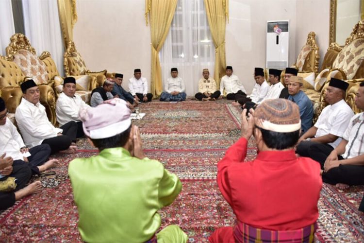 Prosesi adat tonggeyamo oleh para pemangku adat (baate) menanti penetapan awal 1 Ramadan 1444 Hijriyah di rumah jabatan gubernur Gorontalo