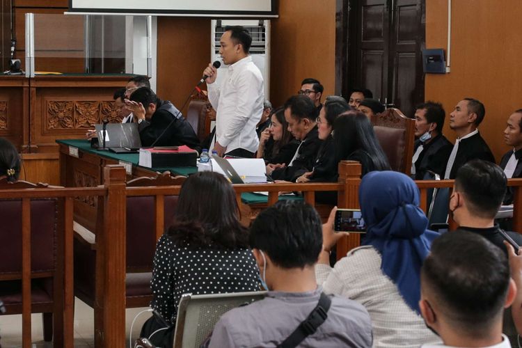 Terdakwa kasus pembunuhan berencana terhadap Nofriansyah Yosua Hutabarat atau Brigadir J, Ricky Rizal minta maaf pada orangtua Bigadir J saat menjalani sidang di Pengadilan Negeri Jakarta Selatan, Rabu (2/11/2022). Sebanyak 12 orang saksi termasuk orangtua Brigadir J dihadirkan Jaksa Penuntut Umum (JPU).