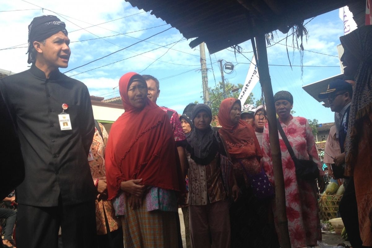 Gubernur Jateng Ganjar Pranowo saat mengecek kebutuhan bahan makanan pokok di Pasar Bonang, Demak, Rabu (15/3/2017)