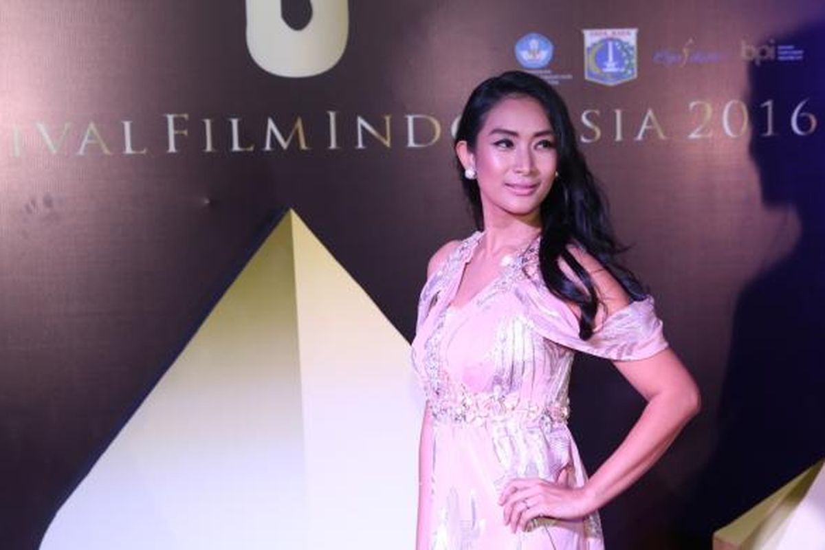 Happy Salma diabadikan saat menghadiri malam puncak Festival Film Indonesia (FFI) 2016 di Teater Jakarta Taman Ismail Marzuki, Jakarta. Minggu (6/11/2016). Ajang penghargaan bagi insan perfilman Indonesia FFI 2016 kali ini mengangkat tema Restorasi Film.