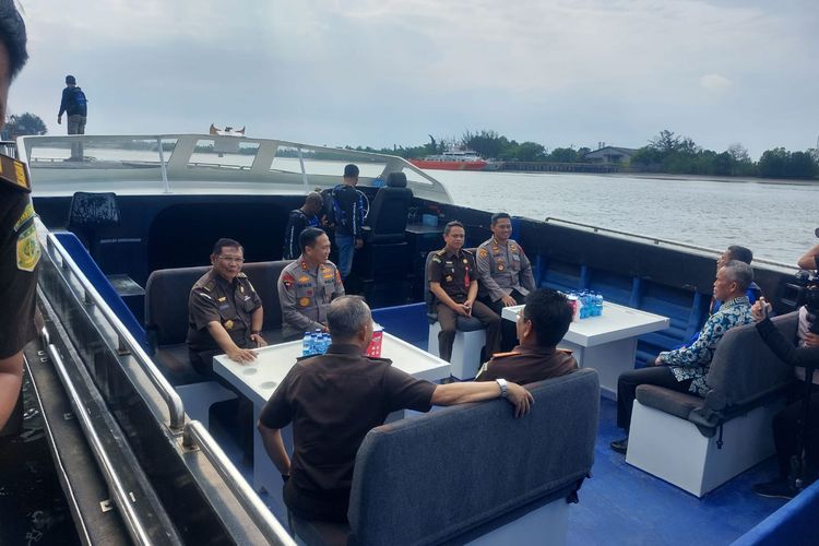 Kapal cepat tanpa identitas atau kapal hantu hasil tangkapan kasus penyelundupan miras di Bangka Belitung yang kini sandar di Dermaga Air Anyer, Bangka, Rabu (15/8/2023).