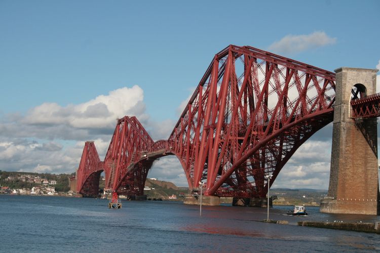 Jembatan kereta api Firth of Forth di Skotlandia.