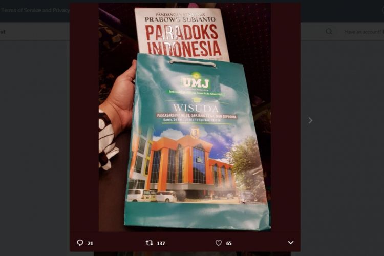 Foto buku Prabowo Subianto yang terselip bersama buku wisuda UMJ