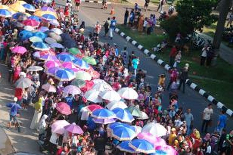Festival Payung semarakan parade Helaran Festival Budaya 2015 dalam rangka menyambut Hari Jadi Bogor (HJB) ke-533. Parade mobil hias dan sejumlah atraksi seni dan budaya turut memeriahkan festival itu, Sabtu (30/5/2015). K97-14