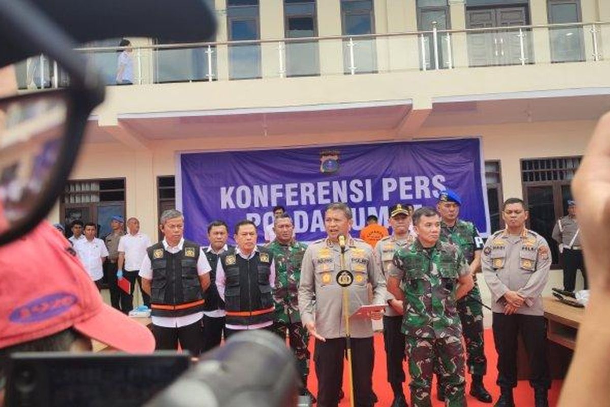 Kapolda Sumut Komjen Pol Agung Setya Imam (tengah), memaparkan kasus pembakaran rumah Sempurna Pasaribu yang menewaskan empat orang, di Mapolres Tanah Karo, di Jalan Veteran, Kabanjahe, Senin (8/7/2024). 
