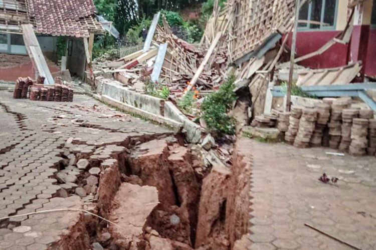 Kondisi bangunan SDN I Babakan Talang Desa Cibedug, Kecamatan Rongga, Kabupaten Bandung Barat (KBB), Jawa Barat yang ambruk usai diterjang pergerakan tanah, Kamis (29/2/2024).