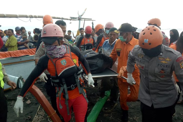 Petugas mengevakuasi jenazah Ari Budianto (21), korban hanyut di Perairan Desa Yehsumbul, Kecamatan Mendoyo, Kabupaten Jembrana, Provinsi Bali.