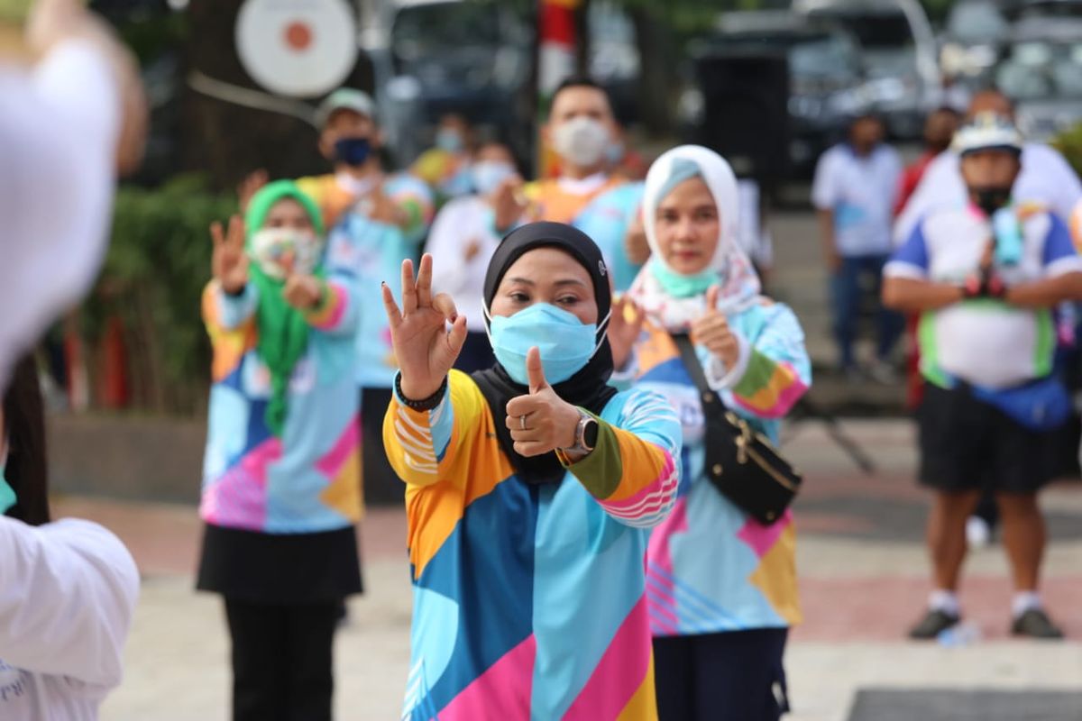 Menaker Ida Fauziyah mengikuti kegiatan Senam Pekerja Sehat usai meluncurkan tagline ?Lebih Cerdas, Lebih Unggul? di Pusat Diklat SDM Ketenagakerjaan, Jakarta Timur, Jumat (20/11/2020).
