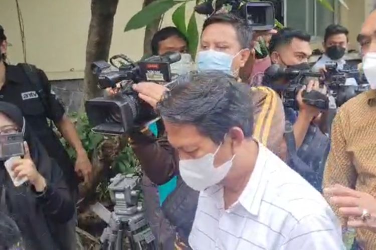 Tersangka mafia tanah keluarga Nirina Zubir, Erwin Riduan, saat menyerahkan diri ke Polda Metro Jaya usai diduga melarikan diri, Selasa (23/11/2021).