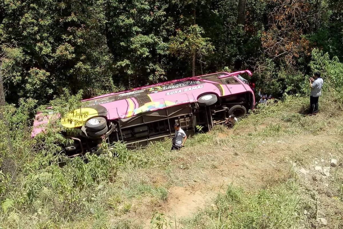  Inilah Bus Suka Damai pembawa rombongan siswa SMK PGRI Karanganyar yang terguling di ruas jalan Cemoro Sewu-Sarangan, Selasa (25/9/2018) siang.‎
