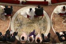 Paus Menikahkan Pasangan Hidup Bersama