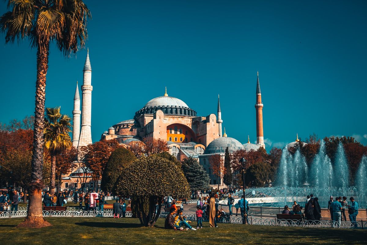 Hagia Sophia, salah satu destinasi populer di Istanbul, Turkiye.