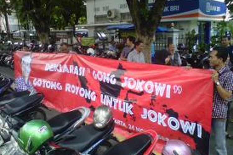 Komunitas Gong Jokowi saat melakukan aksi sosialisasi 