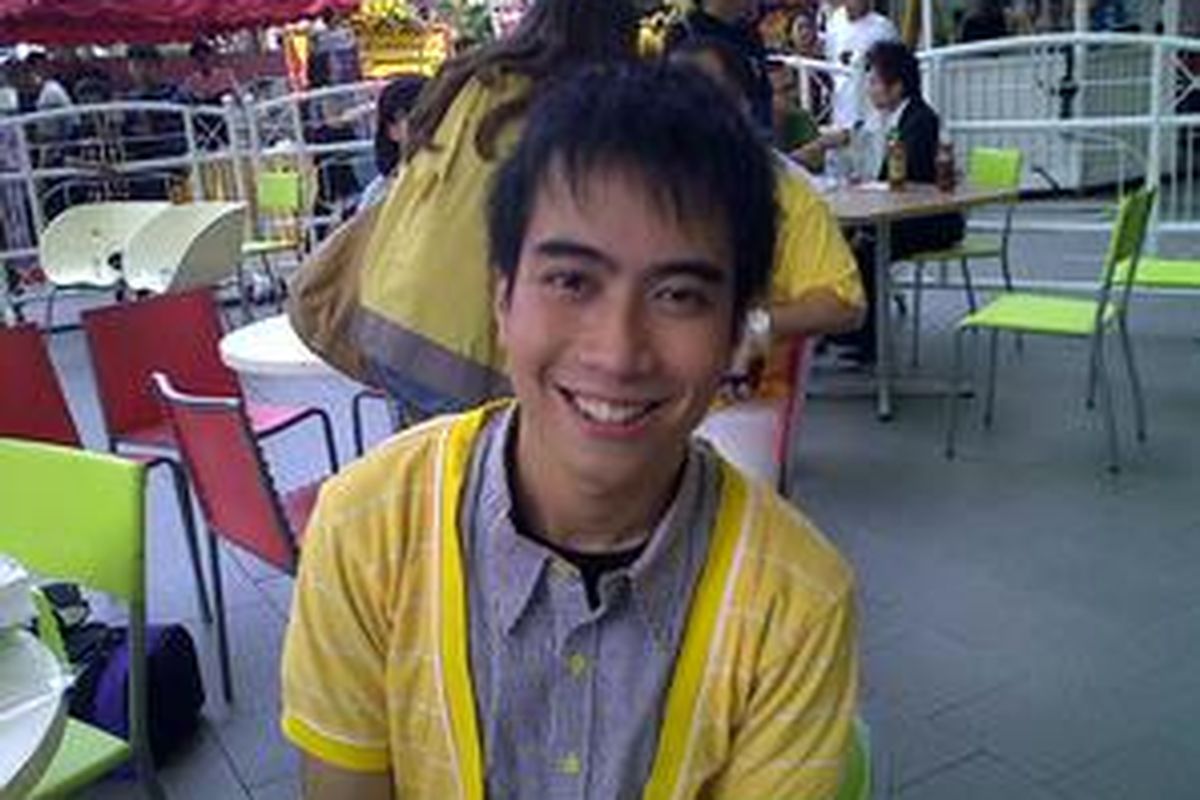 Pelantun Nuansa Bening ini, menjadikan BlackBerry Sebagai Gadget Kesayangannya.