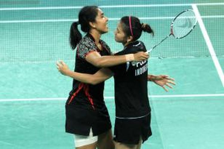 Pasangan ganda putri Indonesia, Greysia Polii (kanan)/Nitya Krishinda, berpelukan setelah meraih kemenangan atas ganda Tiongkok, Tian Qing/Zhao Yunlei, para semifinal Asian Games 2014 Incheon, Korea Selatan. Greysia/Nitya menang 21-17, 19-21, 21-17.