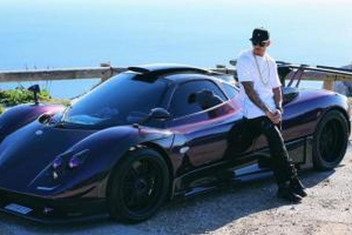 Lewis Hamilton berpose dengan Pagani Zonda 760LH