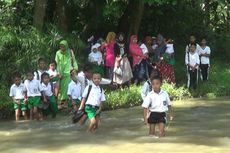 Di Probolinggo, Puluhan Tahun Siswa Sebrangi Sungai ke Sekolah