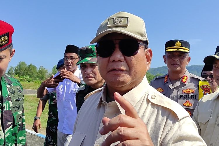 Menhan RI Prabowo Subianto, menyampaikan keterangan kepada awak media setelah melaksanakan serangkaian kegiatan di Kabupaten Pacitan Jawa Timur, Sabtu (20/05/2023).