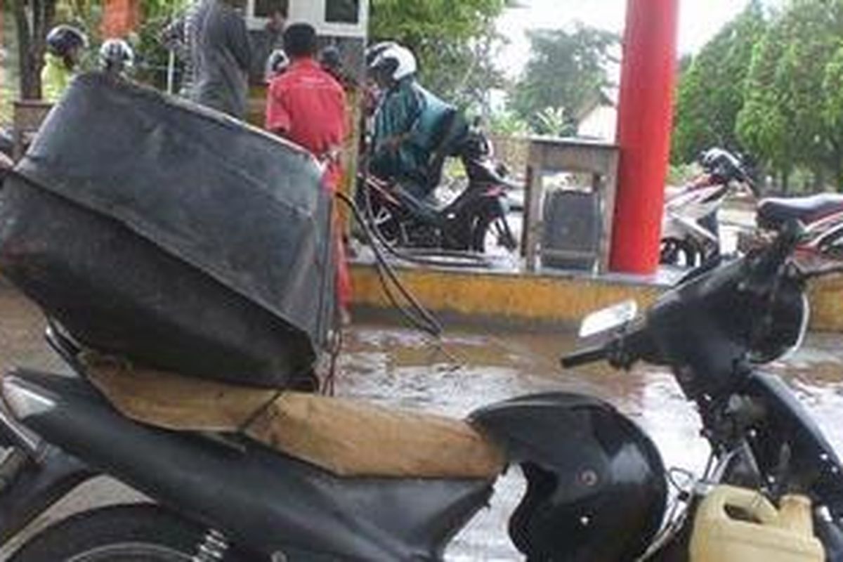 Motor Milik Nikodemus Daud yang Tangkinya dimodifikasi, saat sedang mengantri untuk mengisi BBM di SPBU Naesleu, Kefamenanu, Timor Tengah Utara, Rabu (14/03/2012)