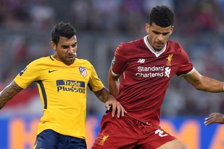 Bek Liverpool Dominic Solanke (kanan) dan pemain tengah Atletico Madrid Argentina Augusto (kiri) bersaing untuk mendapatkan bola selama pertandingan final Audi Cup antara Atletico Madrid dan FC Liverpool di stadion di Munich, Jerman selatan, pada tanggal 2 Agustus 2017.