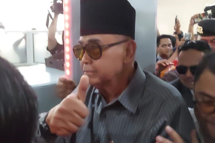 Pimpinan Pondok Pesantren (Ponpes) Al Zaytun Panji Gumilang tiba di Gedung Bareskrim, Mabes Polri, Jakarta, Selasa (1/8/2023) 