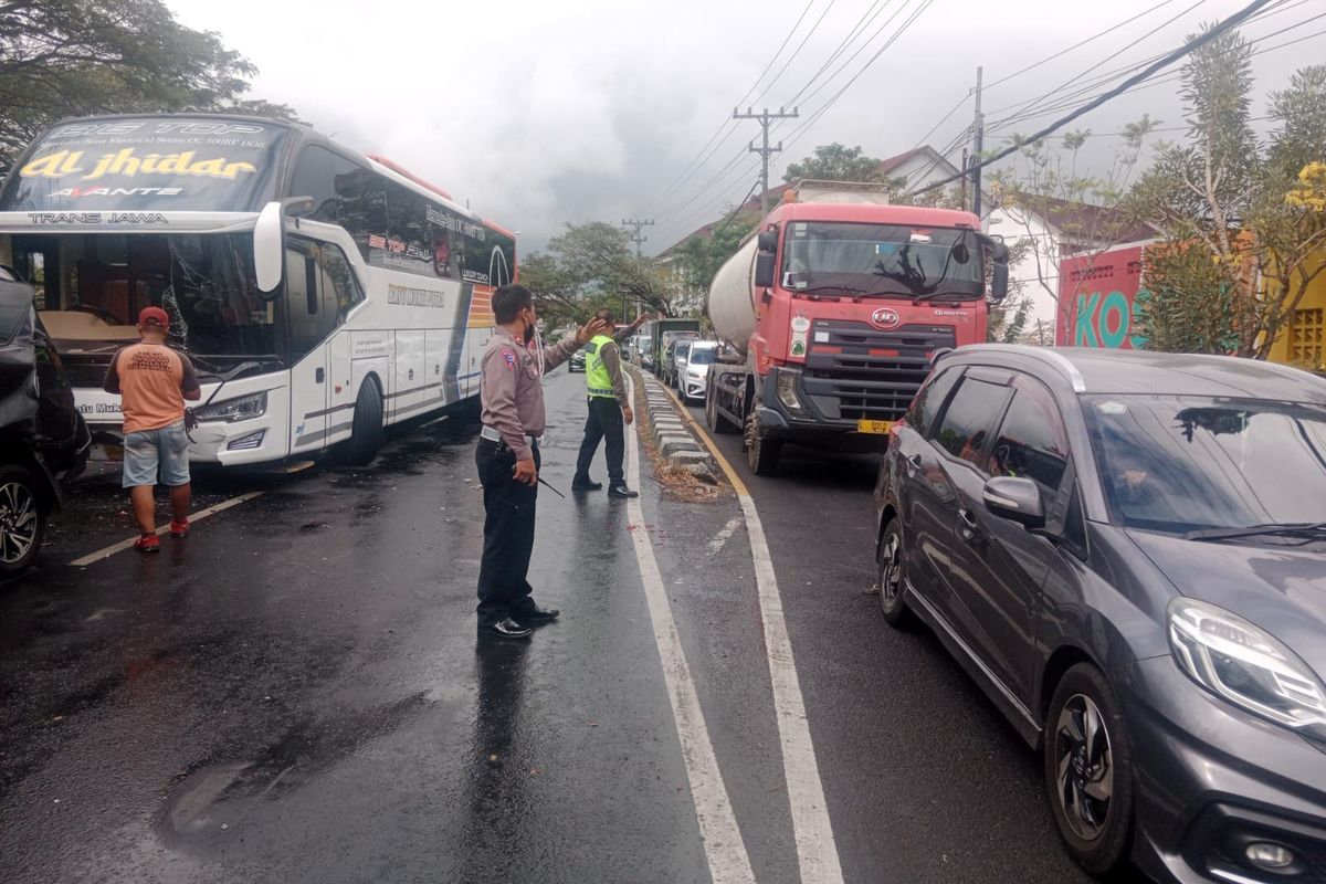 Kondisi bus yang terlibat kecelakaan beruntun di Bantul. Rabu (5/7/2023)