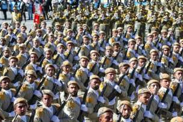 Pasukan Iran berbaris dalam parade Hari Angkatan Darat Nasional di luar Teheran, April 2016.
